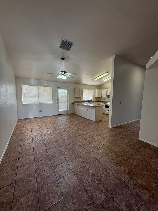 Building Photo - 3 Bed 2 Bath home in the highly desirable Northwest Tucson area. New paint and Carpet!