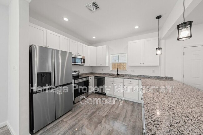 Building Photo - 323 Gabriel