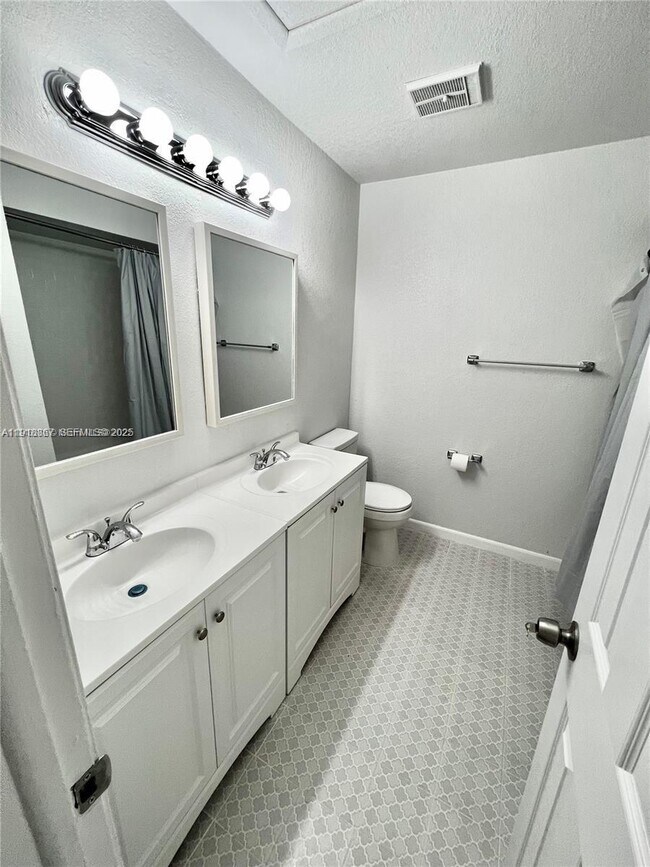 Building Photo - 1948 Lake Atriums Cir