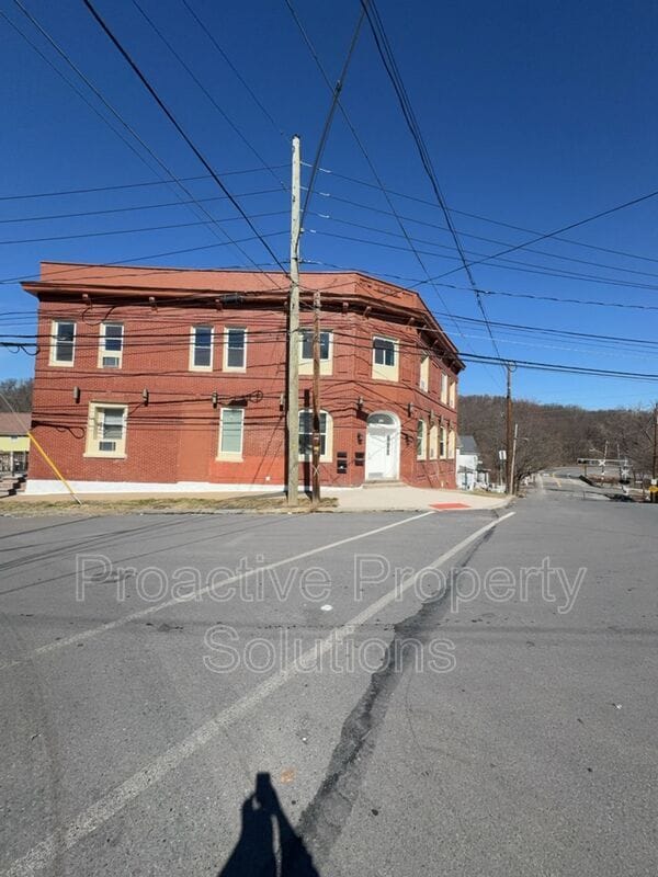 Building Photo - 730 N Main St