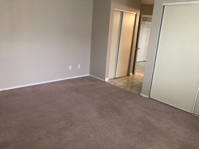 Building Photo - GORGEOUS SINGLE STORY HOME IN NORTH TOWN READY FOR YOU TO RENT !!