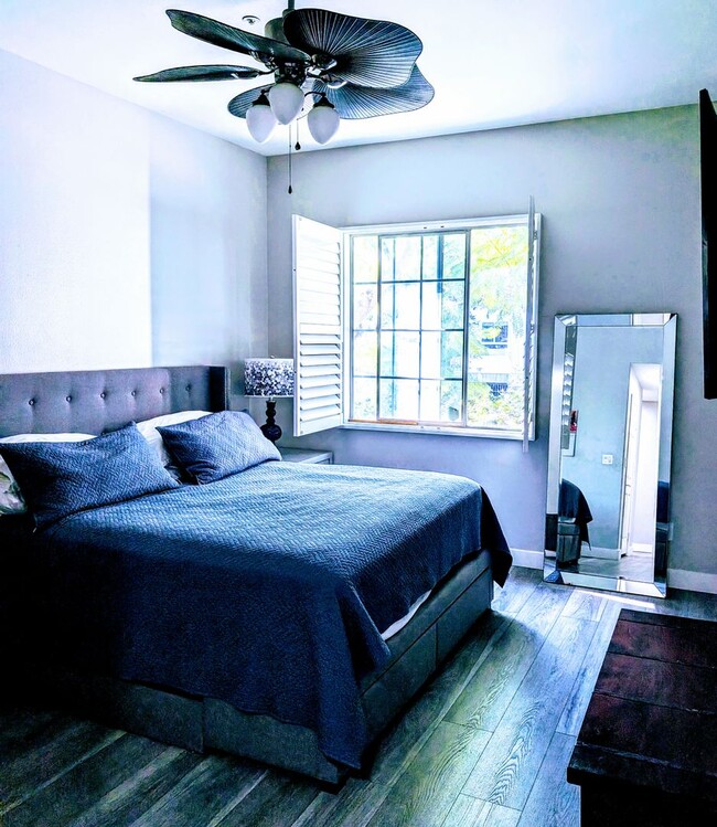 Building Photo - SPACIOUS AND BRIGHT 2+2 CONDO! CLOSE TO MA...