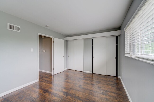 Building Photo - Gorgeous 2 Bedroom Condo with a Move-in Sp...