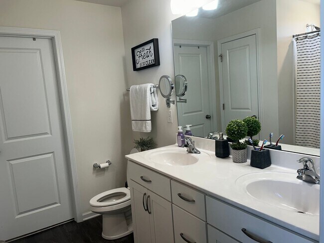 Building Photo - Beautiful 3/2.5 Home for Rent in Greenville!