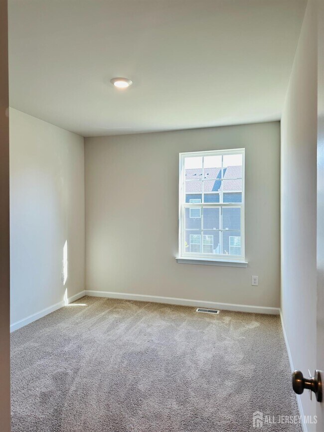 Building Photo - 8 Elenor Ln
