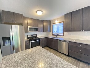 Building Photo - 624 Meadow Run Dr SW