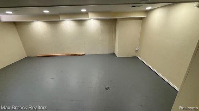 Building Photo - 2405 Pembroke Rd