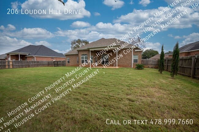 Building Photo - Single level - Split floor plan - All bric...