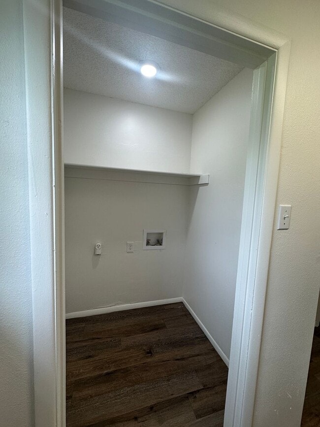 Building Photo - $1300 move-in special