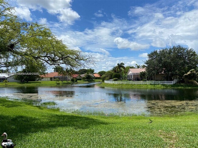 Building Photo - 450 Palm Cir