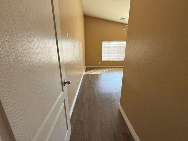 Building Photo - "Charming 3-Bedroom Oasis with 2 Baths and 1,711 Sq Ft of Comfort in Phoenix!"