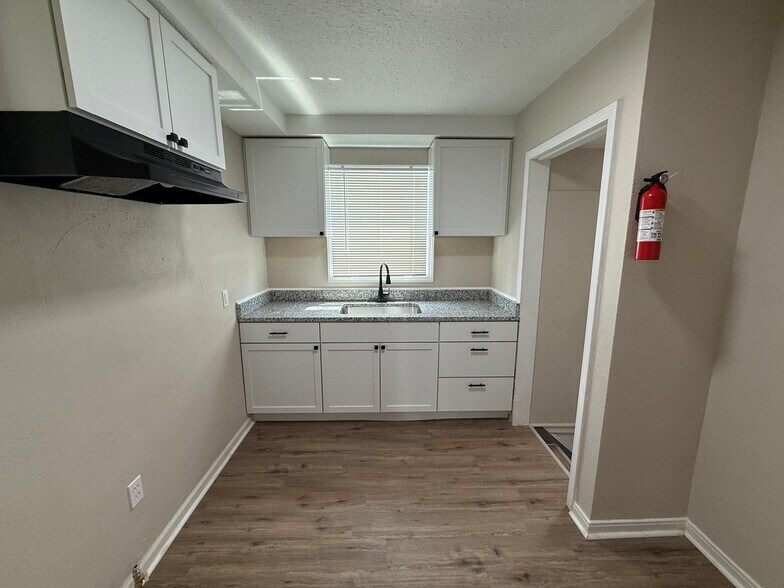 Building Photo - This beautifully updated 3-bedroom, 1-bath...