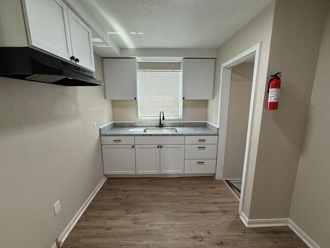 Building Photo - Freshly Renovated 3-Bedroom Home – Quality...