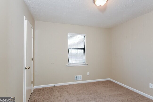 Building Photo - 584 Brooks St