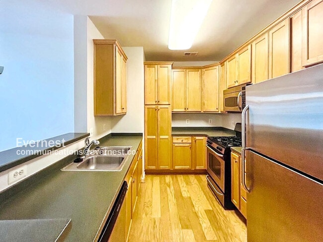 Building Photo - 1-Bed, 1-Bath Modern Condo with Balcony and Off-Street Parking