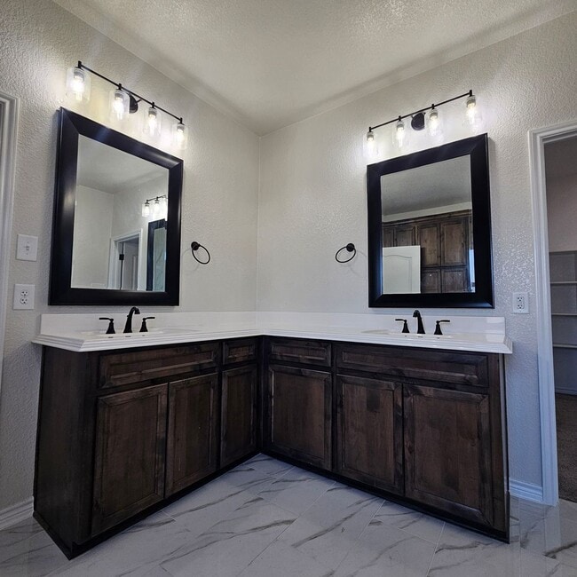 Building Photo - Beautiful new custom home