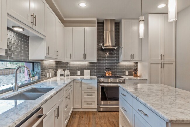 Building Photo - Stylish 2BR/2.5BA Townhome in Prime East Dallas – Attached Garage, Unbeatable Location