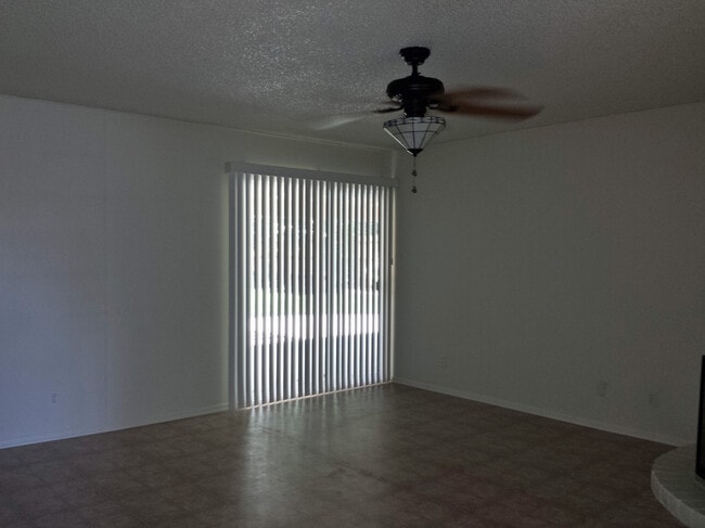 Building Photo - Almost 2000 SF home near Fresno State