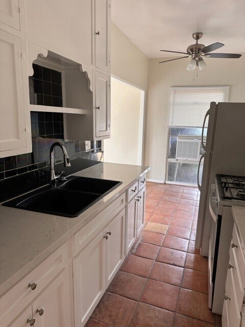 Building Photo - 152 S Sycamore Ave