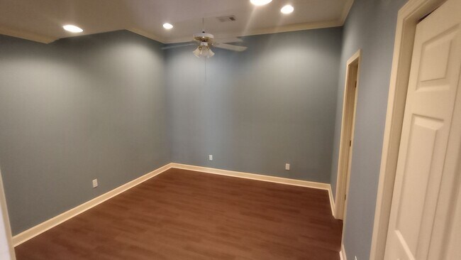 Building Photo - 4 bedroom 3 bath Home with Pickleball Cour...