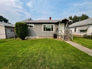 Building Photo - 806 S 15th Ave