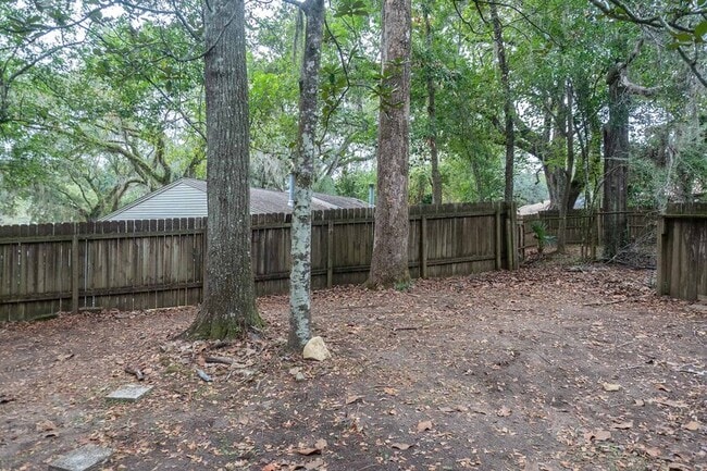 Building Photo - 1550 Live Oak Dr