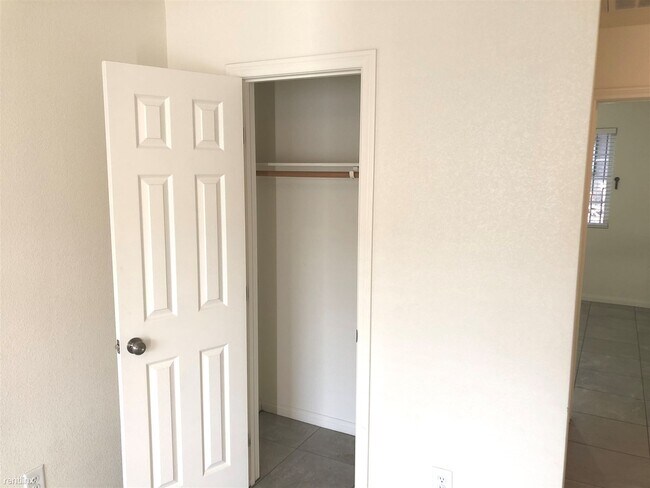 Building Photo - 2 br, 1 bath Apartment - 2419 Daley St Apt D