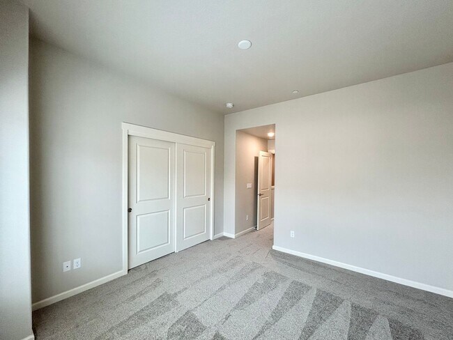 Building Photo - Stunning 2 Bed, 2.5 Bath Craftsman Townhome with Community Amenities!