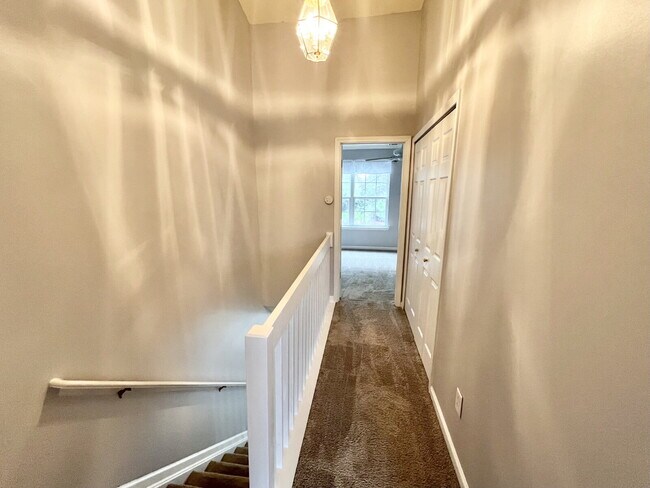 Building Photo - STEELECREEK TOWNHOUSE!