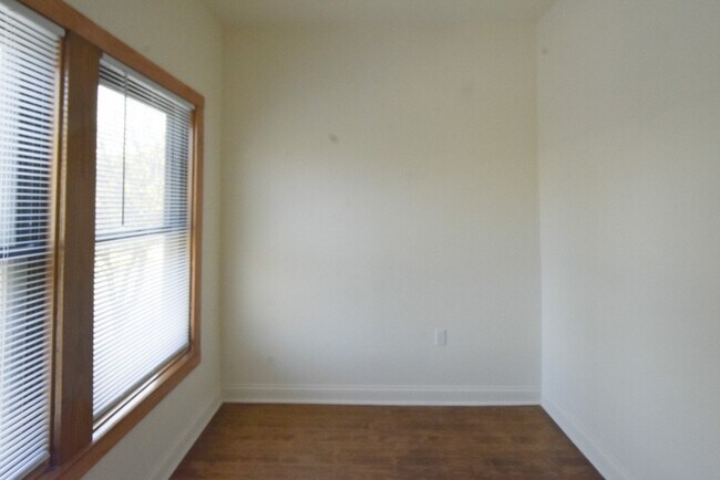 Building Photo - 1246 W Diversey Pkwy