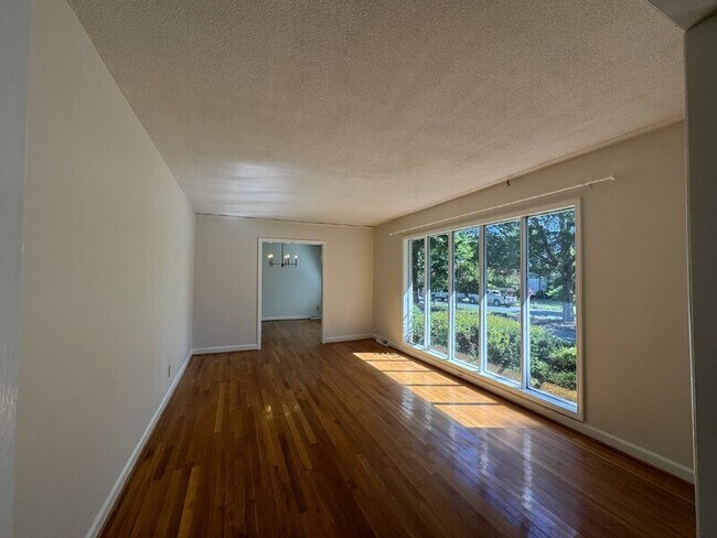 Building Photo - 201 Livingston Dr