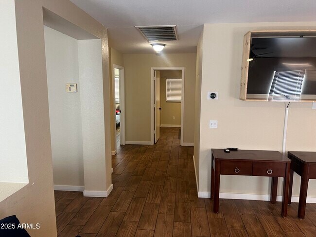 Building Photo - 3020 W Red Fox Rd