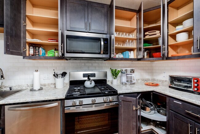 Building Photo - 3956 Tholozan Ave