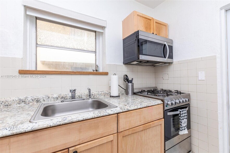 Building Photo - 1982 Marseille Dr