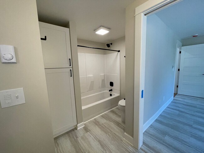 Building Photo - Beautiful Newly Remodeled Unit in Buckman with Washer/Dryer, A/C