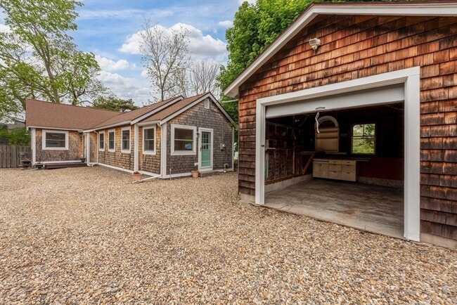 Building Photo - 8 Hideaway Pl