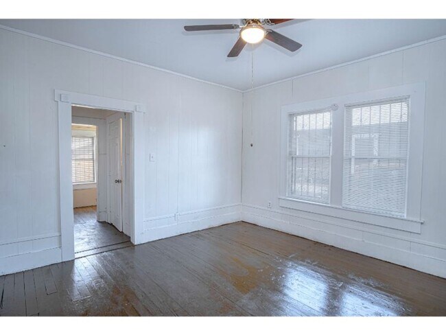 Building Photo - 2 BR 1 BA Gorgeous Home Near Downtown