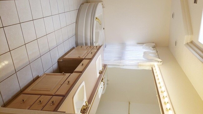 Building Photo - Beautiful Home with Pool and Hot Tub!