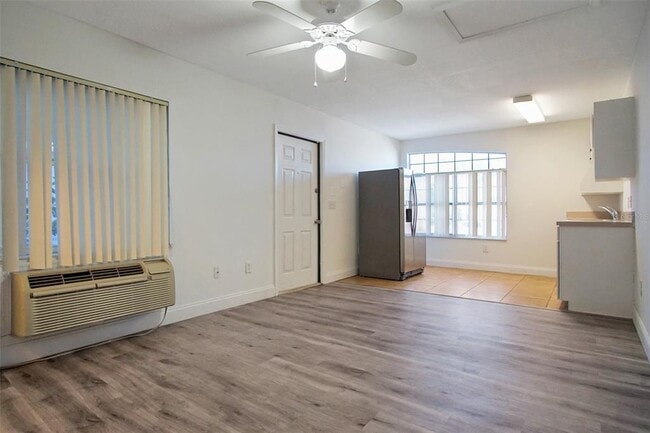 Building Photo - 526 Caribbean Dr