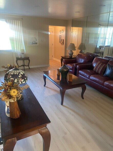 Primary Photo - 178 E Fariston Dr