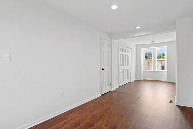 Building Photo - Coming Soon! Spacious 3 Bedroom, 1.5 Bath ...