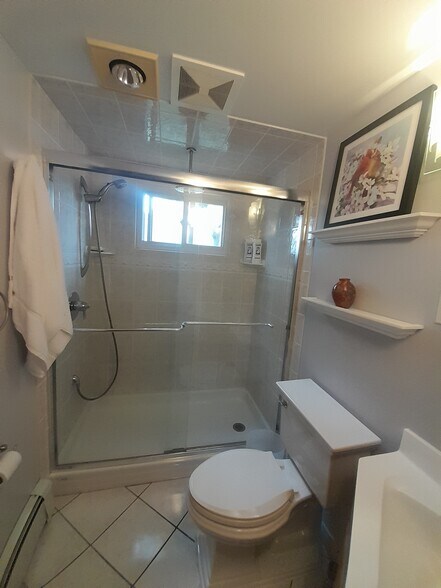 Building Photo - 198 Oak Neck Rd