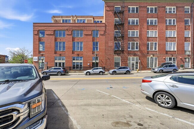 Building Photo - $3,644.95, 2 Beds - 1 Bath, Condo in Denver with Washer and Dryer!