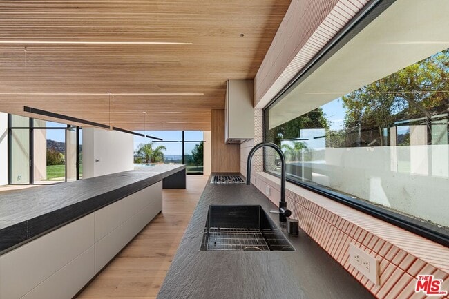 Building Photo - 2501 Banyan Dr
