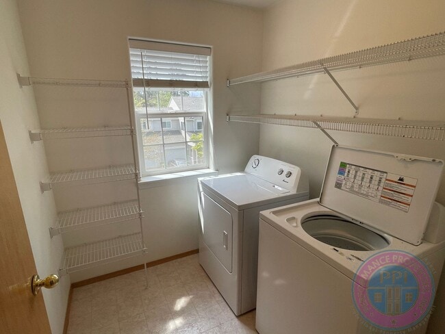 Building Photo - Sunnyside Townhome Close to Restaurants  &...