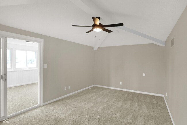 Building Photo - 3037 Golfview Dr