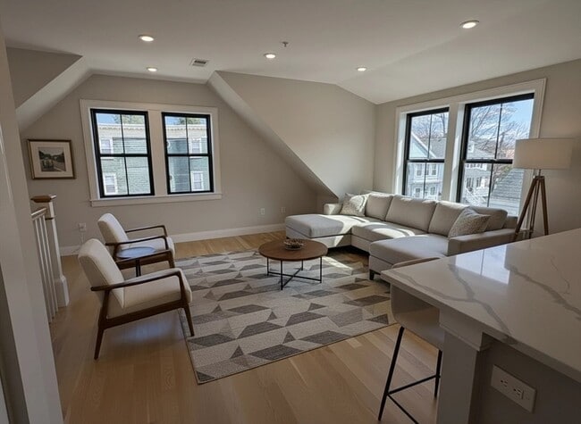 Building Photo - 76 Turner St