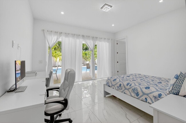 Building Photo - 711 NE 6th St