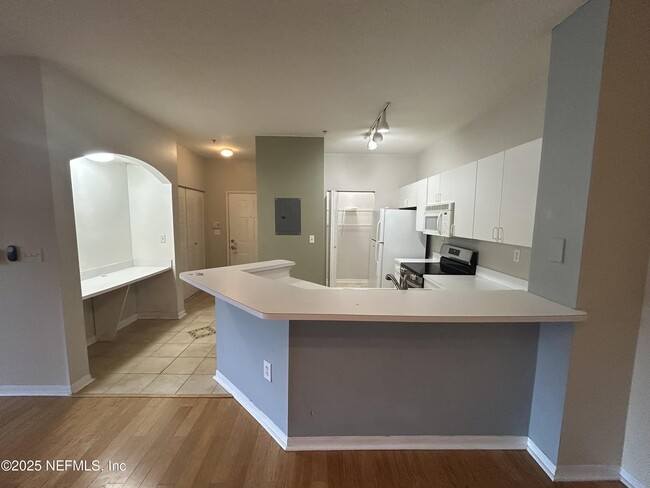 Building Photo - 610 Fairway Dr
