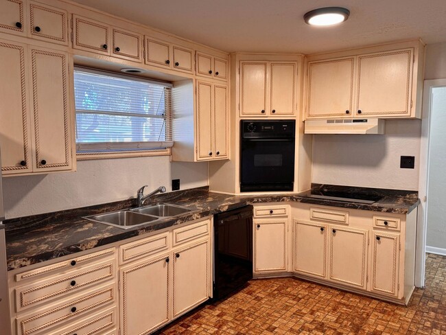 Building Photo - Adorable Mid Century Modern home on a corner lot!